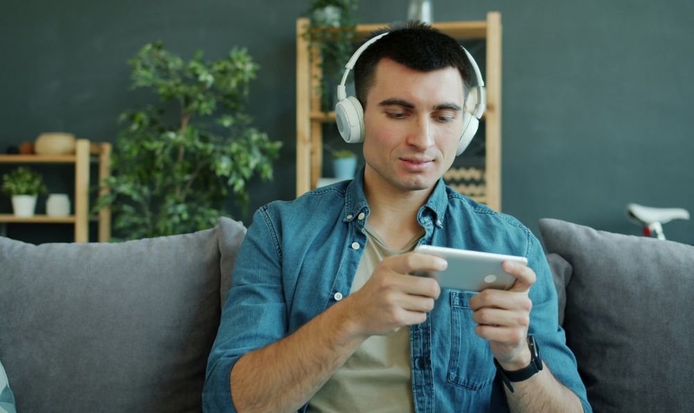 How Mobile Entertainment Is Changing Everyday Downtime in 2026